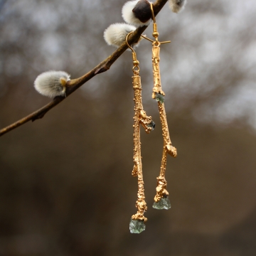 Gilded twig earrings with moldavite