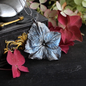 Postříbřená hortenzie - přívěsek