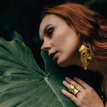 Zlacená monstera - náušnice